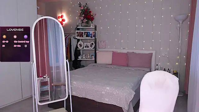 JuliaVilnet online show from October 28, 2025, 5:08 am