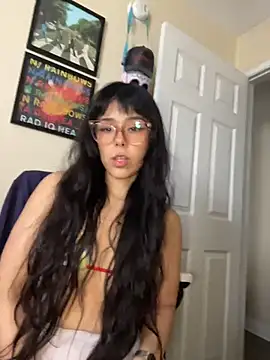 Snapshot of Evie-Luna chatting on March 3, 2026, 11:23 pm Evie-Luna online show from March 3, 2026, 11:23 pm