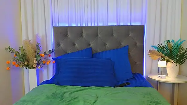 Ariana Petite online show from March 6, 2026, 12:05 am