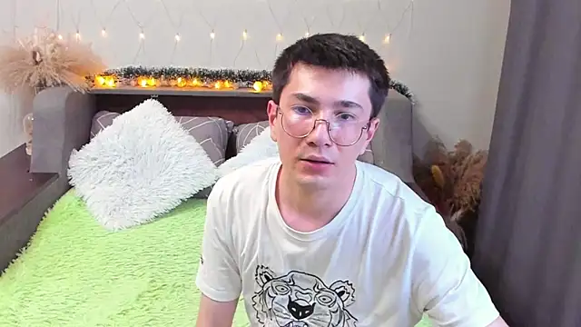 Yumi steve online show from March 11, 2025, 12:54 am