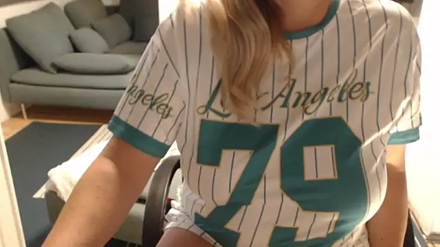 KimMitchelli online show from December 18, 2025, 2:21 pm