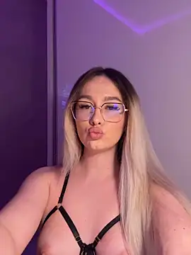 mollyxxx online show from March 8, 2026, 3:32 am