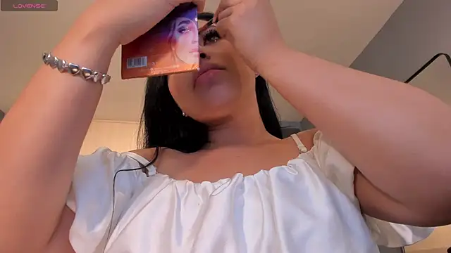 MiaRoberts1 online show from November 13, 2025, 6:01 pm