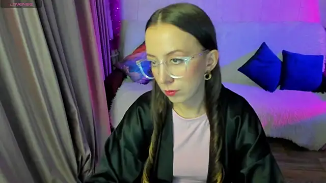 CurlySteph online show from November 17, 2025, 6:01 pm