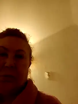 Hottie-Mom online show from November 5, 2025, 7:55 am