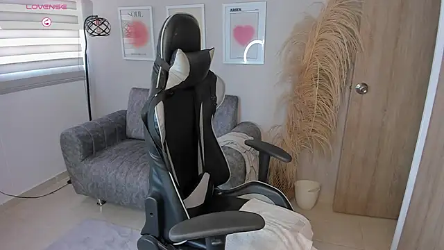 ashley 23  online show from October 22, 2025, 6:40 pm