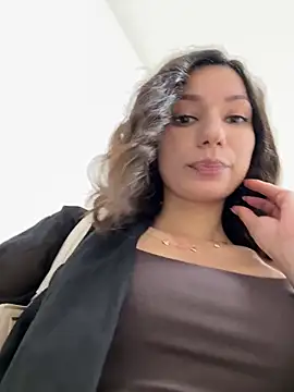 Snapshot of _MiaQueen_ chatting on June 2, 2026, 8:42 pm MiaQueen online show from June 2, 2026, 8:42 pm