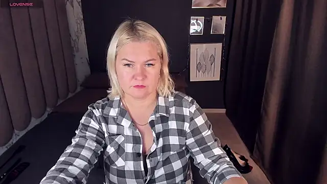 YolandaKiss online show from October 26, 2025, 8:20 pm