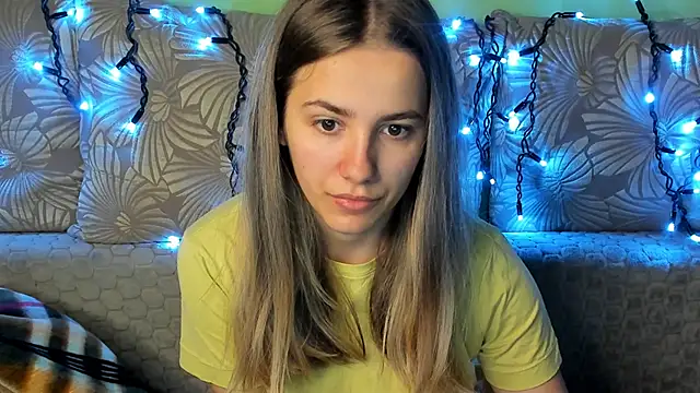 MaggieCake online show from November 3, 2025, 3:56 am