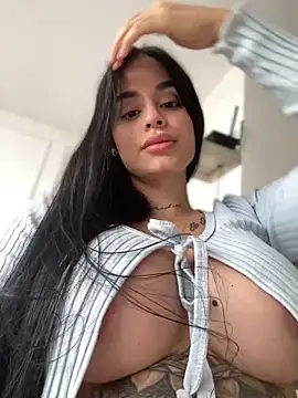 Snapshot of LaraHenao chatting on March 13, 2025, 1:18 pm LaraHenao online show from March 13, 2025, 1:18 pm