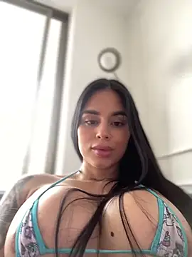 Snapshot of LaraHenao chatting on February 25, 2025, 12:49 pm LaraHenao online show from February 25, 2025, 12:49 pm