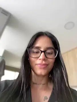 Snapshot of LaraHenao chatting on March 5, 2025, 4:13 pm LaraHenao online show from March 5, 2025, 4:13 pm