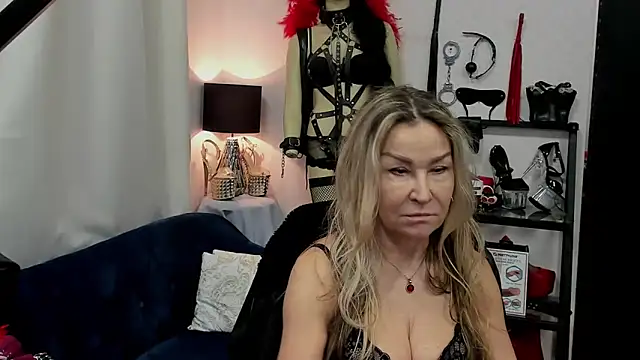 Snapshot of crystaLUX chatting on February 26, 2025, 5:46 am crystaLUX online show from February 26, 2025, 5:46 am