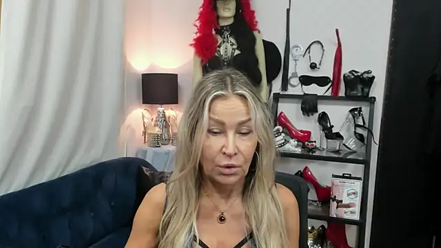 Snapshot of crystaLUX chatting on September 26, 2025, 4:30 am crystaLUX online show from September 26, 2025, 4:30 am