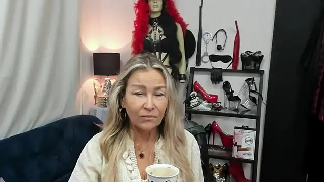 Snapshot of crystaLUX chatting on September 24, 2025, 4:08 am crystaLUX online show from September 24, 2025, 4:08 am
