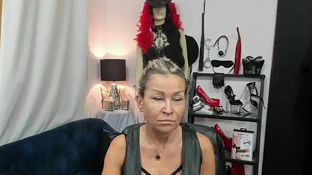Snapshot of crystaLUX chatting on September 29, 2025, 6:09 am crystaLUX online show from September 29, 2025, 6:09 am