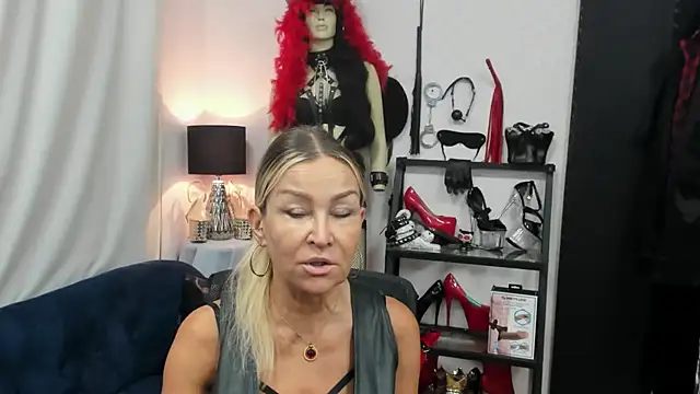Snapshot of crystaLUX chatting on September 9, 2025, 4:22 am crystaLUX online show from September 9, 2025, 4:22 am