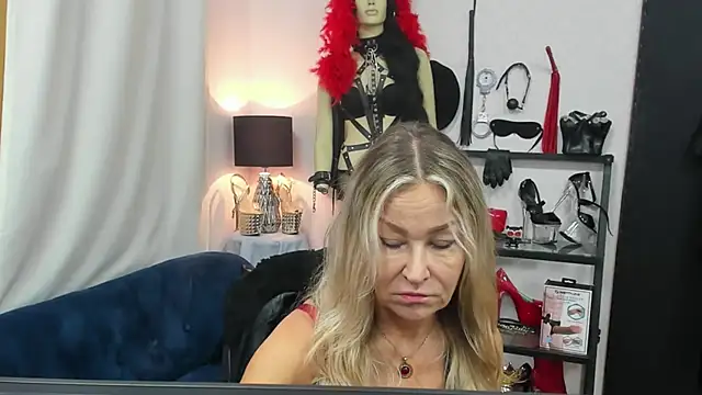 Snapshot of crystaLUX chatting on October 14, 2025, 4:24 am crystaLUX online show from October 14, 2025, 4:24 am