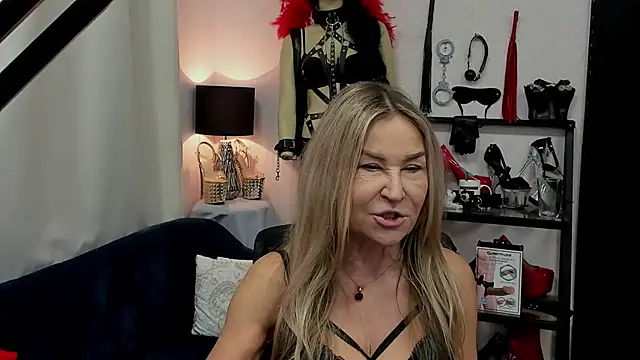 Snapshot of crystaLUX chatting on February 11, 2025, 5:47 am crystaLUX online show from February 11, 2025, 5:47 am