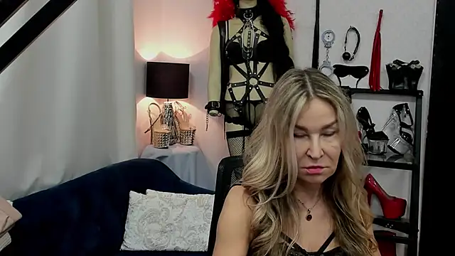 Snapshot of crystaLUX chatting on February 3, 2025, 5:51 am crystaLUX online show from February 3, 2025, 5:51 am