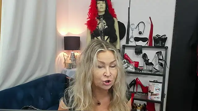 Snapshot of crystaLUX chatting on October 9, 2025, 4:24 am crystaLUX online show from October 9, 2025, 4:24 am