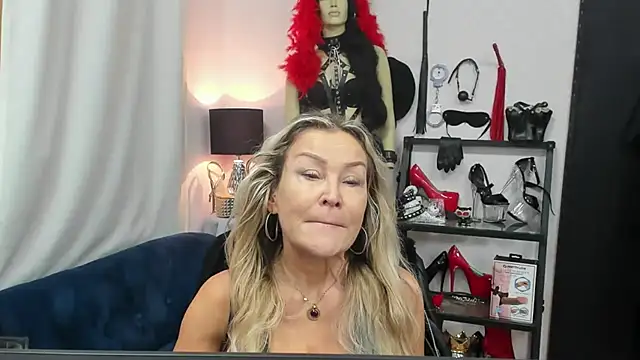 Snapshot of crystaLUX chatting on October 15, 2025, 4:11 am crystaLUX online show from October 15, 2025, 4:11 am