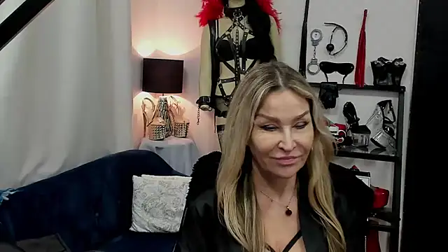 Snapshot of crystaLUX chatting on February 24, 2025, 9:10 am crystaLUX online show from February 24, 2025, 9:10 am