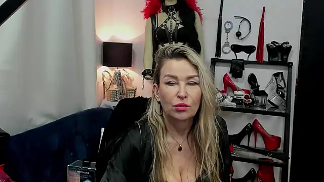 Snapshot of crystaLUX chatting on February 26, 2025, 9:01 am crystaLUX online show from February 26, 2025, 9:01 am