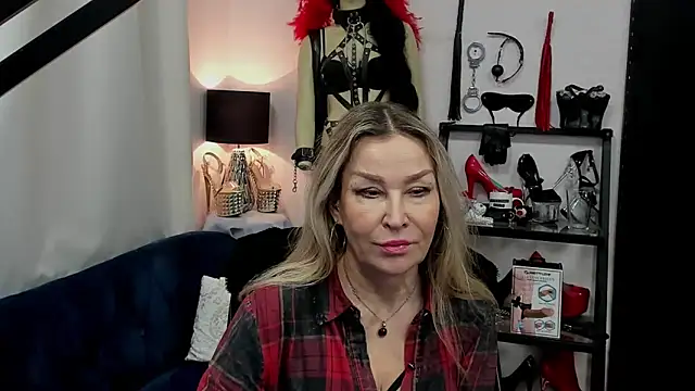 Snapshot of crystaLUX chatting on March 7, 2025, 6:02 am crystaLUX online show from March 7, 2025, 6:02 am