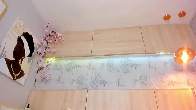 maryevans  online show from November 4, 2025, 1:04 pm