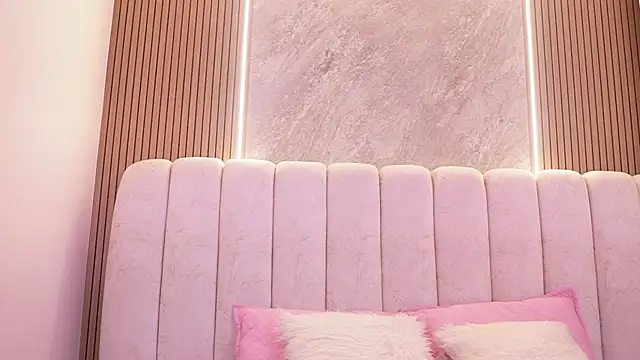 emyli sw  online show from December 20, 2025, 3:20 am