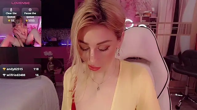 AnnieGOld  online show from November 5, 2025, 6:44 pm