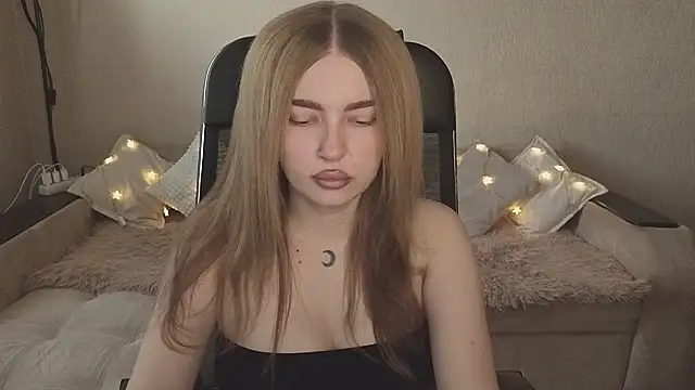 ViolettaLopez online show from November 3, 2025, 12:31 pm