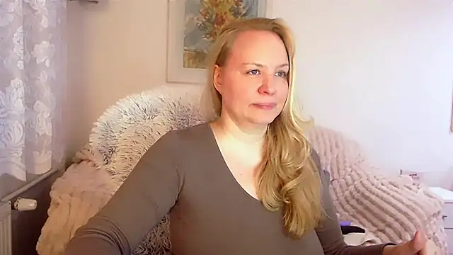 Snapshot of Sarah4you chatting on February 20, 2025, 9:42 pm Sarah4you online show from February 20, 2025, 9:42 pm