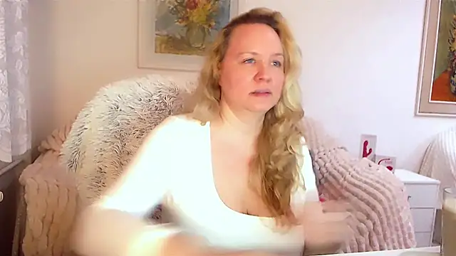 Snapshot of Sarah4you chatting on February 17, 2025, 9:32 pm Sarah4you online show from February 17, 2025, 9:32 pm