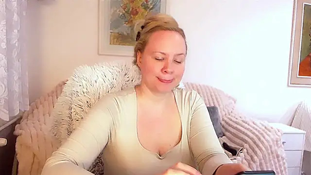 Snapshot of Sarah4you chatting on February 25, 2025, 9:37 pm Sarah4you online show from February 25, 2025, 9:37 pm