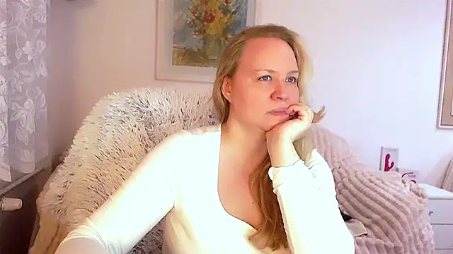 Snapshot of Sarah4you chatting on February 21, 2025, 9:43 pm Sarah4you online show from February 21, 2025, 9:43 pm
