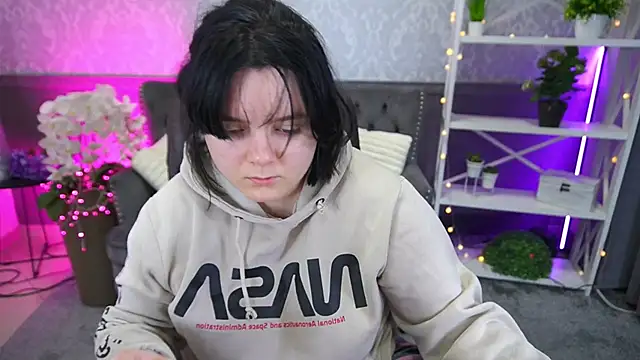 LittleShyy online show from February 8, 2026, 1:53 pm