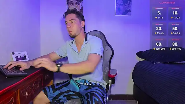 Snapshot of Alex_smith00 chatting on October 17, 2025, 10:55 pm Alex smith00 online show from October 17, 2025, 10:55 pm