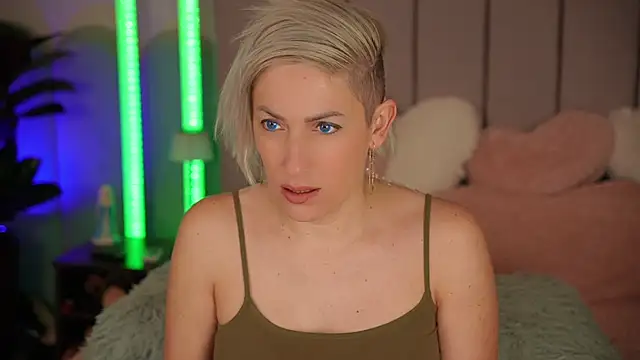 VickySecret96 online show from January 10, 2026, 4:35 pm