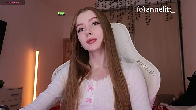 Annelitt online show from December 2, 2025, 7:04 pm