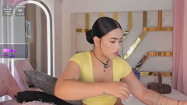 Snapshot of sophy_champagne chatting on July 15, 2026, 1:01 am sophy champagne online show from July 15, 2026, 1:01 am