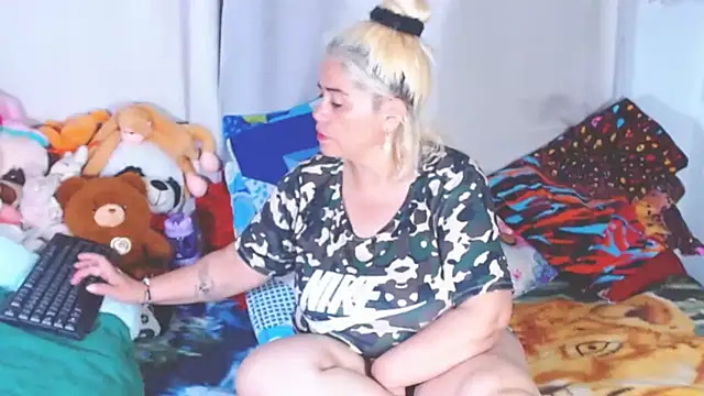 estrellita fugaz16x online show from December 15, 2025, 3:01 am