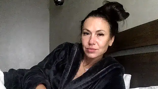 JulianaGold1 online show from October 12, 2025, 8:43 pm