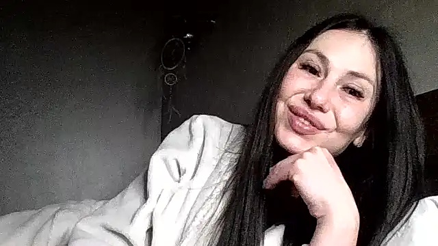 JulianaGold1 online show from February 5, 2026, 9:43 pm