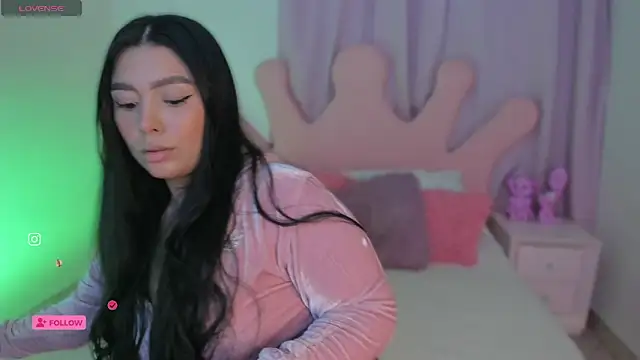 shantall vidales  online show from October 13, 2025, 3:52 am