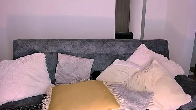 angiebutt online show from November 18, 2025, 10:40 am