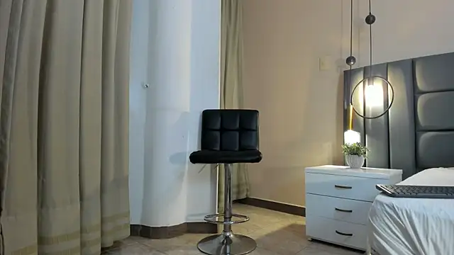 Snapshot of AGATHAA_WHITE chatting on November 4, 2025, 11:47 am AGATHAA WHITE online show from November 4, 2025, 11:47 am