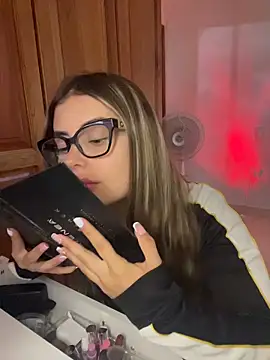 Miss valeriaa online show from April 3, 2026, 9:54 pm