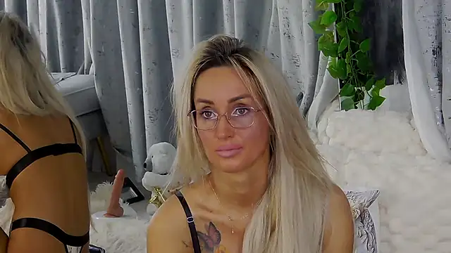 IsabelleEthan online show from December 14, 2025, 2:18 am